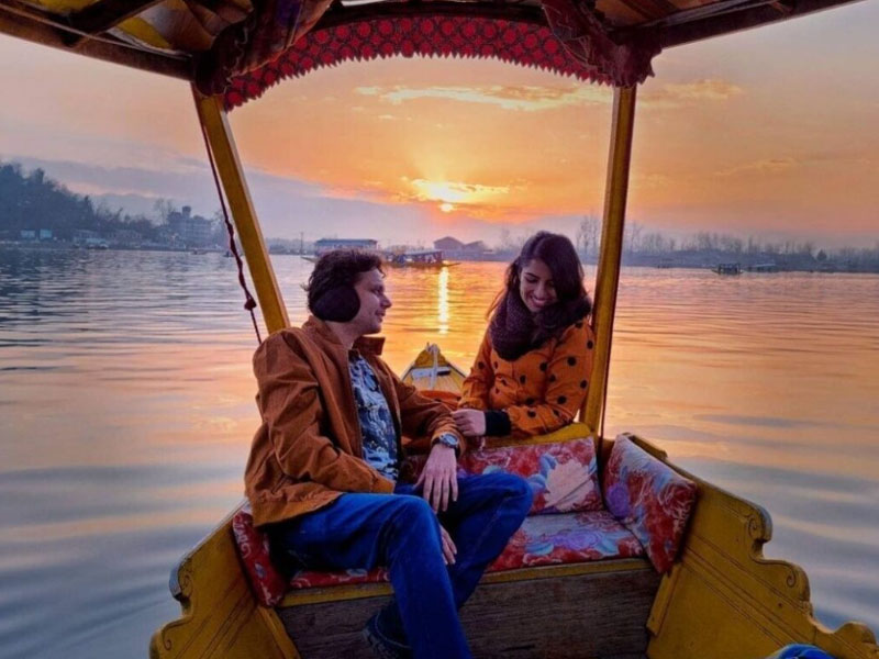 Exciting 4 Nights 5 Days Kashmir Honeymoon Package