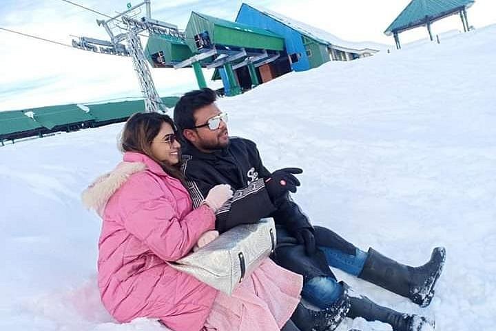Elegant Kashmir honeymoon tour featuring Srinagar, Gulmarg, Pahalgam, romantic houseboat stay, and breathtaking Himalayan mountain landscapes together.