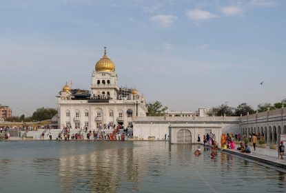 Delhi ka Gurudwara Bangla Sahib Sikh Temple with holy pond